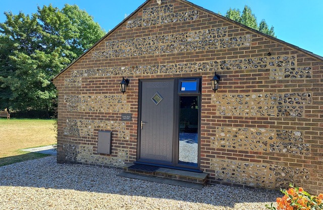 Rural Idyllic Bolthole for 2 on the Bank of the River Cerne With Large Garden..