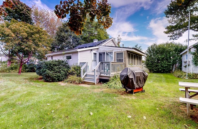 Rustic and well-equipped cottage w/gas grill, deck, large lawn - near the ocean