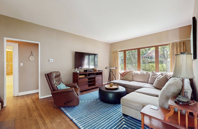 Rustic beach cottage with partial lake views, grill, & WiFi - great location