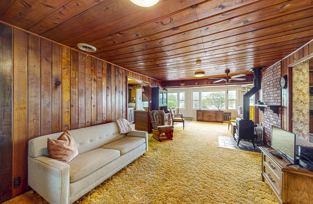 Rustic Cottage w/ dock access, kayaks, and year-round adventures in East Jordan