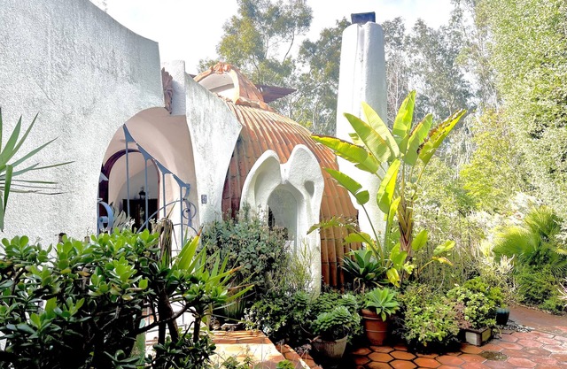 Rustic Emerald Retreat - Rave Reviews! Shown in HGTV Extreme & Unique Homes!