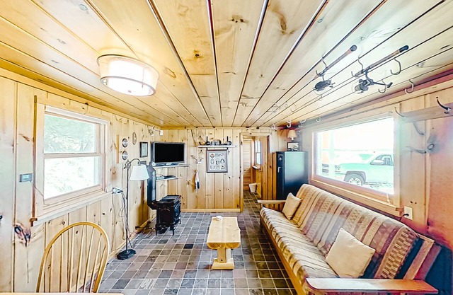 Rustic getaway on Crystal Lake w/ firepit, guest house & private dock