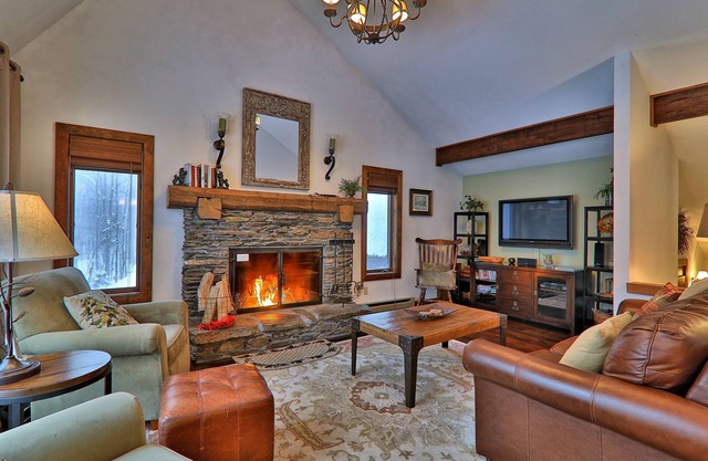 Rustic home with a private hot tub, fireplace, cable, & washer/dryer