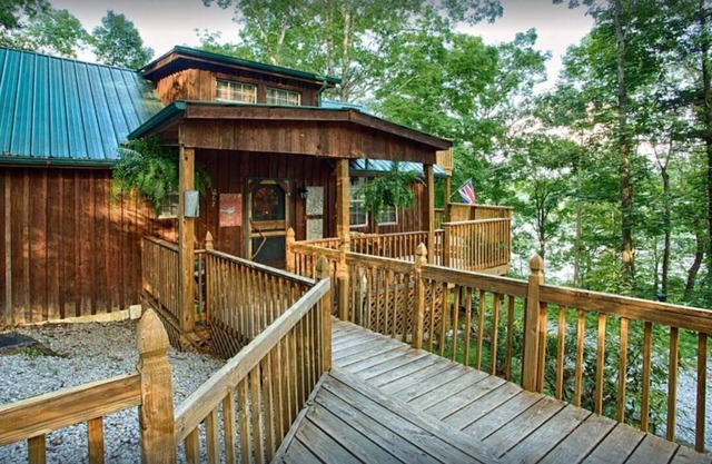 Rustic Luxury Lakefront Cabin in Beautiful Wooded Surroundings