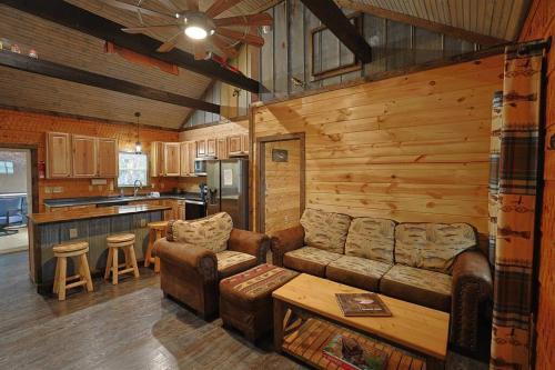Rustic Modern Cabin with Hot Tub near rafting and Great Smokey Mountains