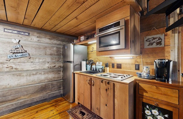 Rustic Mountain Cabin with private gas grill and outdoor living space