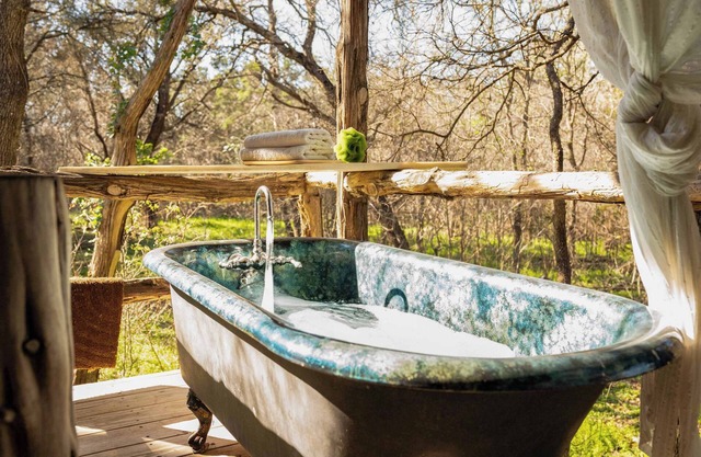 Rustic Retreat: Tub, Firepit, Porch Swings & Pool