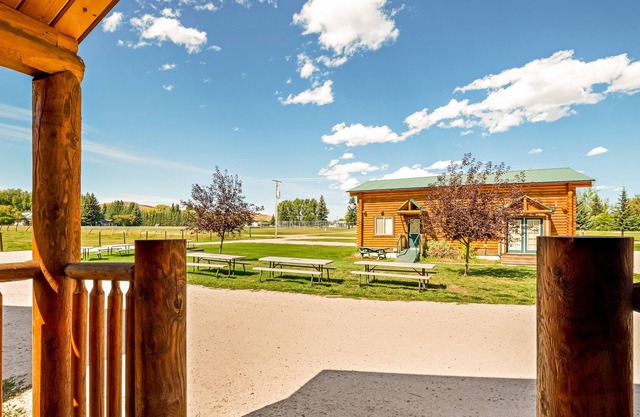 Cabaña rústica con cocina americana, canchas deportivas compartidas, parrillas y más