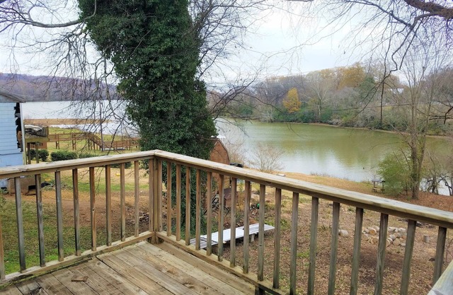 Cabaña rústica frente al mar en el centro de Dover Tennessee