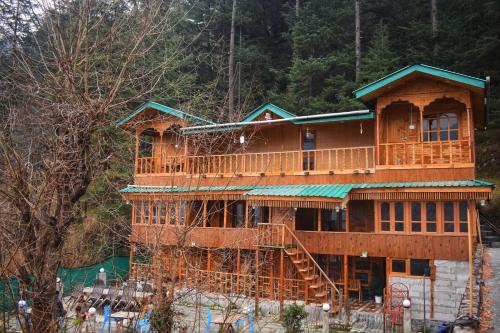 Rustic wood house - A village home stay in Jibhi Valley
