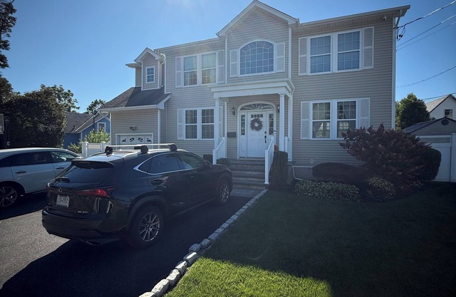 Ryder’s Cup Special! Spacious 4-bedrooms, 3 BR, 8 min walk to LIRR & shuttle!