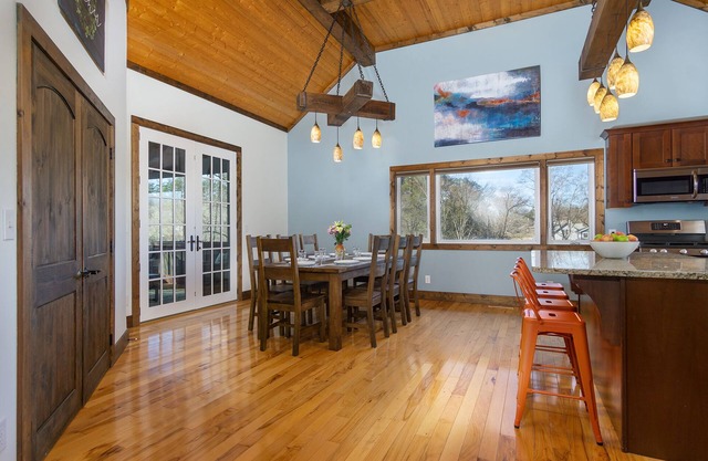 S AVL, hot tub, 3x Kings, close to Biltmore