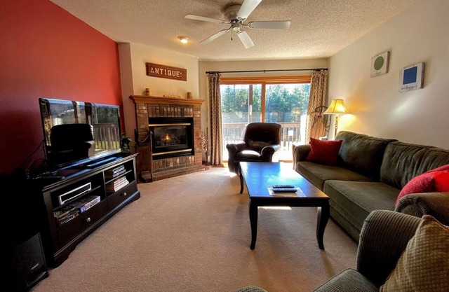S4 Ski Slope Views! Bretton Woods condo with easy access to Mt Washington, Skiing, Dog Friendly!