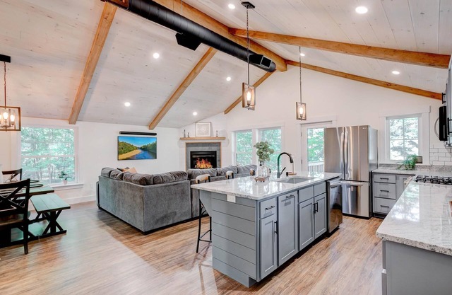 Saco River Farmhouse, Riverfront Getaway in Conway! 10 Mins to Downtown!