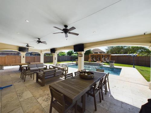 Saddle n Spurs BNB, 25 minutes to downtown, pool, fire pit, grill