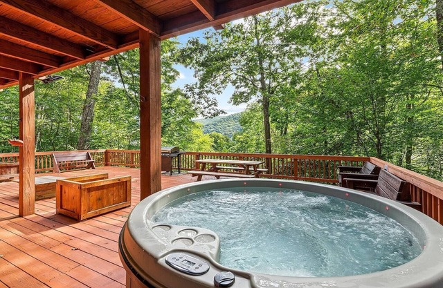 Safe Haven - Hot Tub, Views, Family Friendly Retreat