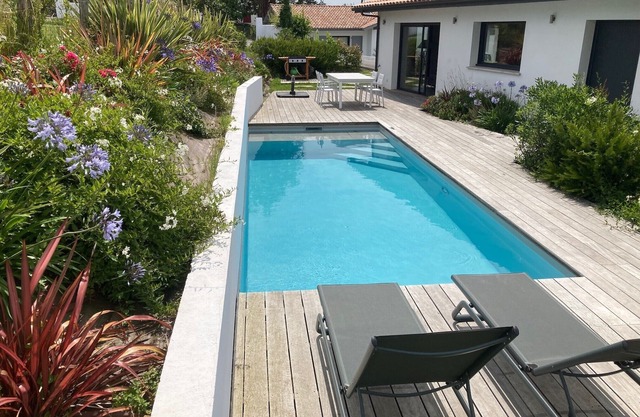 Casa con 4 habitaciones, jardín con piscina, vistas al mar.