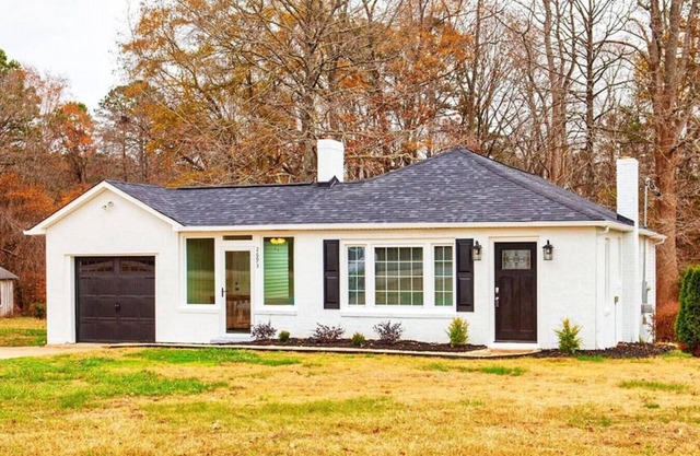Salem Road Ranch | 3 BR w/ Outdor Firepit and Backyard