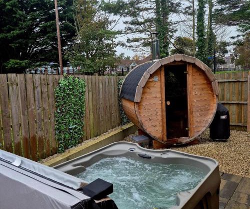 Sally's at Number 73 with Private Hot Tub & Sauna