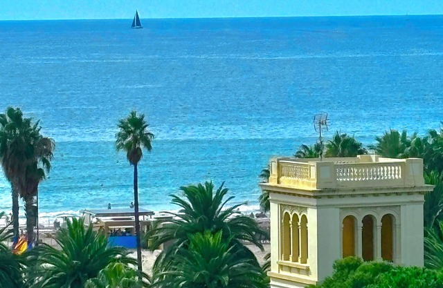 El centro de Salou ofrece magníficas vistas al mar, a la playa, a 100 m, 3ch 2 sb, 2 wc, estacionamiento, wifi gratuito.