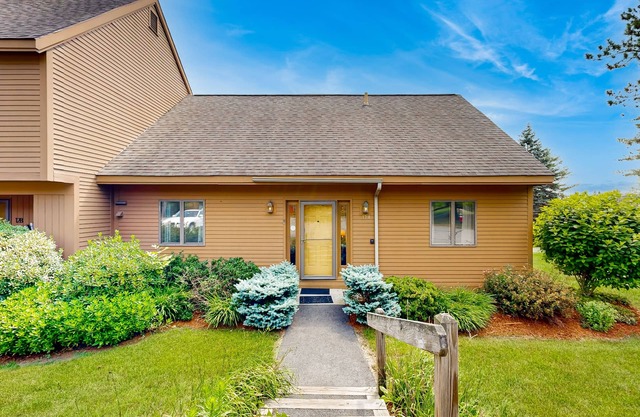 Saltbox townhome with AC, fireplace & deck - near Quechee Club, golf & ski