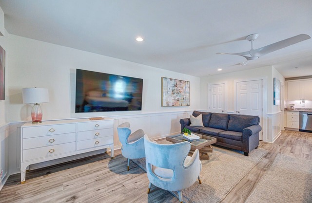 Saltwater Suites, 208 King 2nd Floor