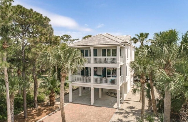 Saltwater & Sunsets - Private Pool, Tennis Court, Pet Friendly!