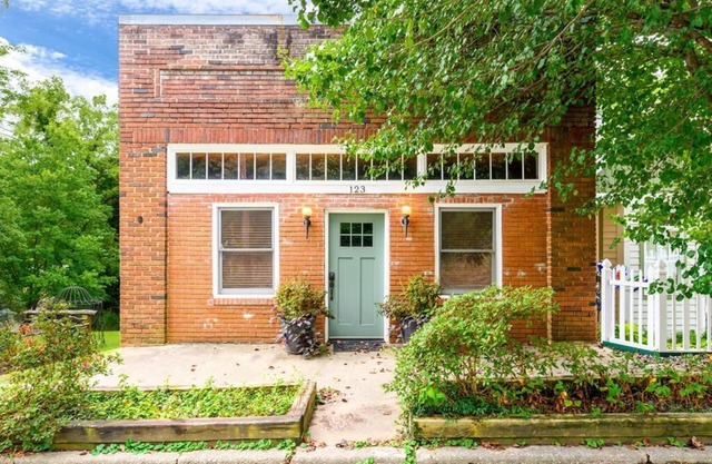 Saluda Proper-Downtown Saluda; .Contemporary downtown Mountain Luxury, HOT TUB & TIEC