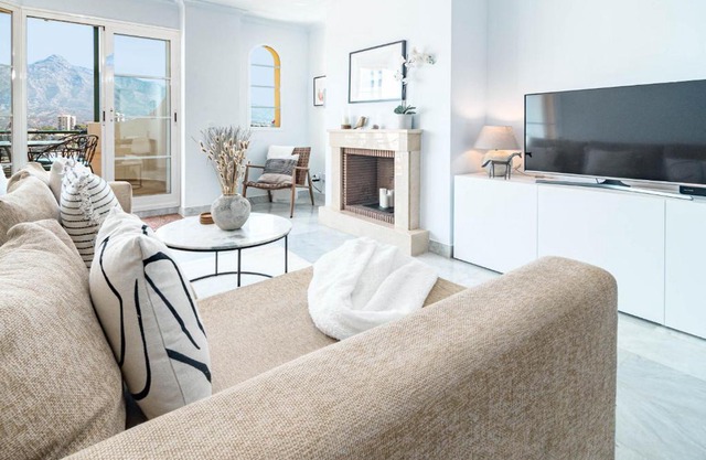 SAM24I- Cozy apartment walking distance to beach