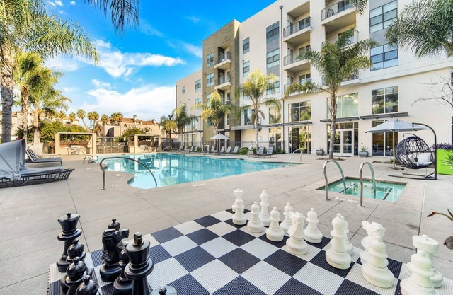 San Diego Paradise Retreat! Pool/ Gym/ King Bed & WiFi!