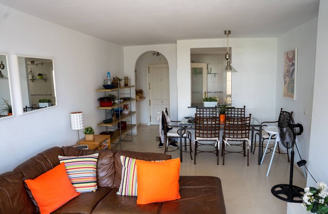 San luis de Sabinillas, apartamento costero y hermosa playa junto a Puerto Duquesa