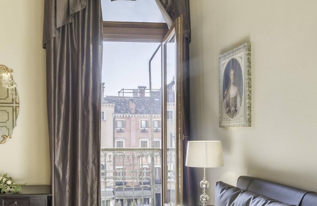 San Marco Deluxe Canal View Balcony - Locz