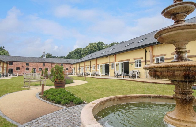 SANDOWN PARK COTTAGE, pet friendly, with a garden in West Felton