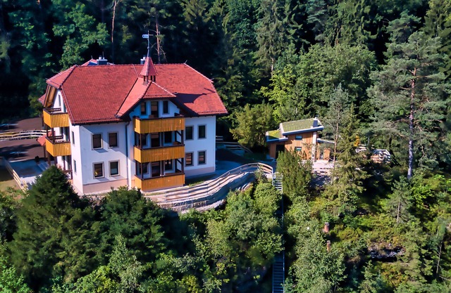 Sandsteinwohnung mit 2 Schlafzimmern, Balkonen und Kamin im Sandsteinidyll
