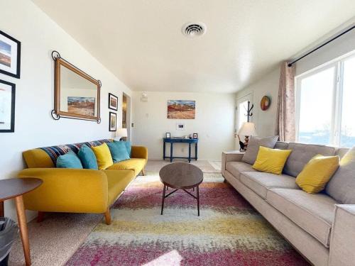 Sandstone Gazing big backyard Sleeps 10