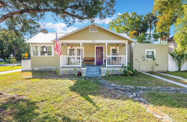 Sanford's Haven, 3 bedroom, Sleeps 7