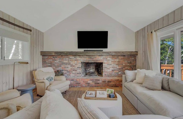 Sap House Hideaway | Walk to Bromley Mt w/ Hot Tub