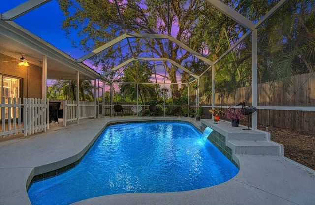 Sarasota 4-bedroom spacious with pool fast WiFi