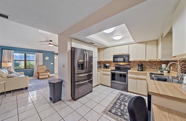 Sarasota's Sunbeam | Private Pool, Smart TV + Grill!