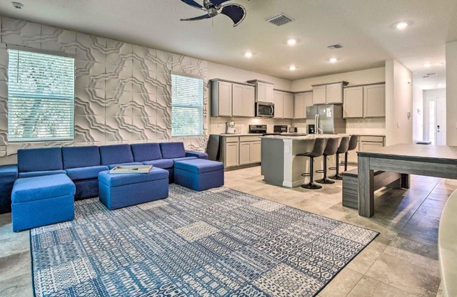 Sarasota Townhouse with Lanai about 10 Mi to Beach!