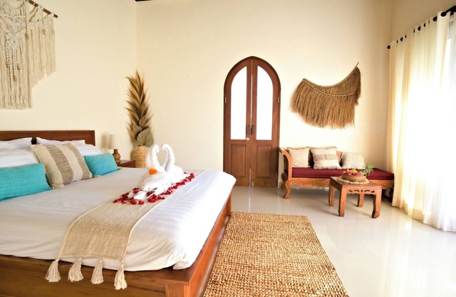 Charming 1 BR Ubud villa with rice field views, AC & WiFi – perfect for couples.