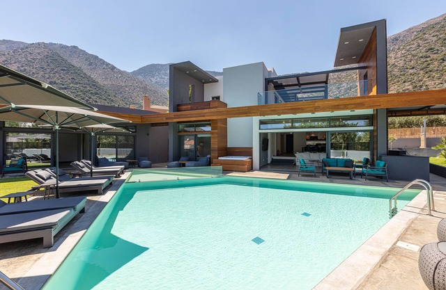 Sauna, heated pool, kids pool, close to the beach & shops!