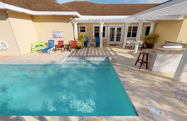 Savhaven - 4 habitaciones, 4 baños con piscina, capacidad para 8 (a 2 minutos de la playa de Spotts)