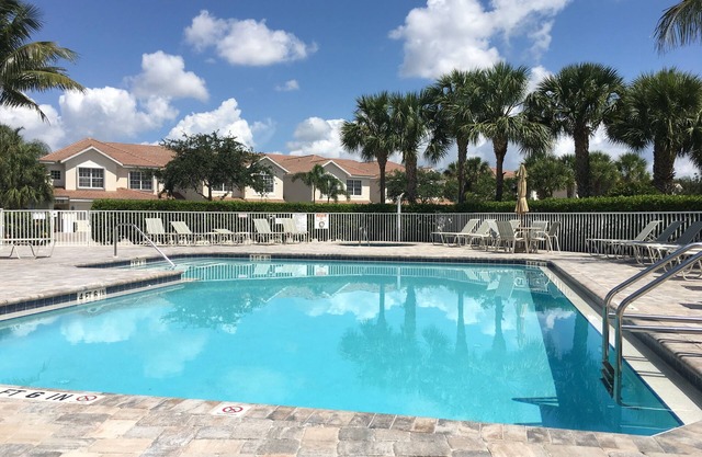 ¡Di no a la nieve! Hermoso condominio en Colonial Country Club