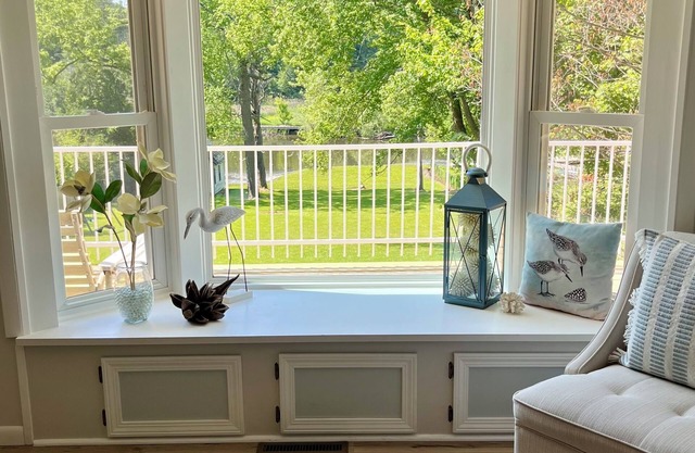 Preciosa casa de la ciudad con una hermosa vista del río Negro en un entorno campestre.