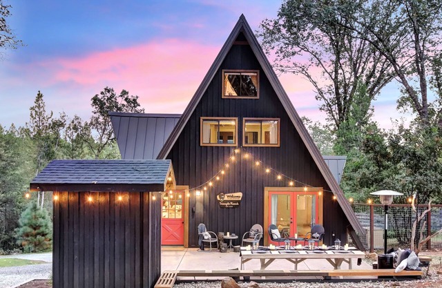 Scenic A-frame - Hot Tub, Basketball Court, Treehouse, Outdoor theater!