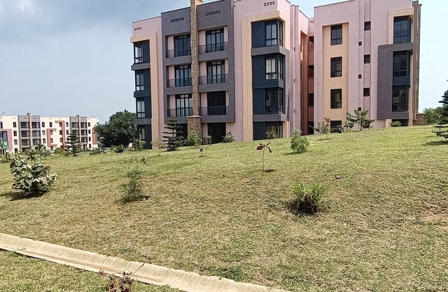 Scenic and Serene, Lakeside 3 bedroom Apartment. 20 mins to Airport / Kampala