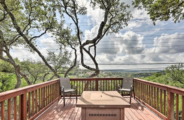 Scenic Austin Escape w/ Pool < 8 Mi to Dtwn!