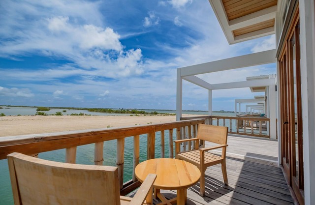 Scenic Beachfront Villa with Swimming Pool for Snorkeling Enthusiasts!