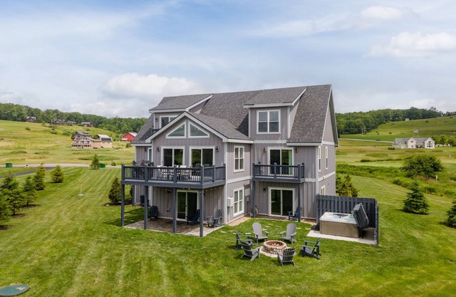 Peaceful Retreat: Lakefront, Dogs Welcome, Hot Tub, Fireplace!